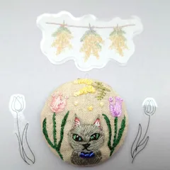 ロシアンブルー猫さんとチューリップとミモザのSpring　ブローチ／ヘアゴム