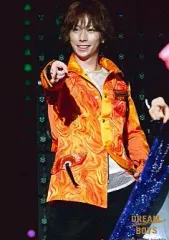 【中古】生写真(ジャニーズ) A.B.C-Z/河合郁人/ライブフォト・膝上・衣装オレンジ・黒ズボン・右手指差し・背景黒・緑の点・枠無し/DREAM BOYS/公式生写真