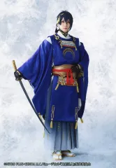 【中古】生写真(男性) 黒羽麻璃央(三日月宗近)/キャラクターショット/Blu-ray・DVD「ミュージカル『刀剣乱舞』 ～陸奥一蓮～」刀ミュ公式サイト内通販特典撮り下ろし写真(戦闘 ver.)