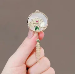 ブローチシンプル大人可愛いチャイナ普段使い白チェーン揺れる蓮の花白団扇控え目円形