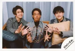 【中古】生写真(ジャニーズ) Aぇ! group/集合(3人)/横型・膝上・座り・衣装グレー・黒・両手パー・草間目閉じ・クッション/Aぇ! group スペシャルフォト/公式生写真