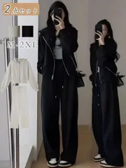 スポーツジャケットとスポーツパンツの2点セット。トレンド感とスリムフィットのデザインで、快適さと通気性を兼ね備え、フード付きジャケットも付いています