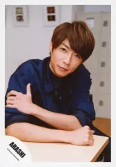 【中古】生写真(ジャニーズ) 嵐/相葉雅紀/上半身・座り・衣装青・右肘テーブル・左手右腕・首傾げ/「Are You Happy?」ジャケ写撮影＆「Don’t You Get It」PV撮影/公式生写真