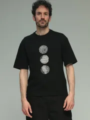 フェン・チェン・ワン Feng Chen Wang フロントパッチ クルーネック 半袖 TシャツYU ZI XIE FCWFUS19TS11 ブラックのサムネイル