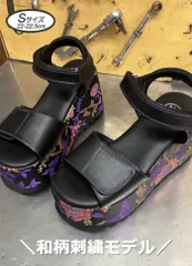 まーちゃん様専用♡新品未使用・超美品♡ Sサイズ 22.5cm ヨースケ YOSUKE 厚底サンダル レディース ブラックパープル アンクルストラップ 和柄刺繍 黒 ベルクロ 人気商品 定番 約10cm 厚底フラットソール MY653-446