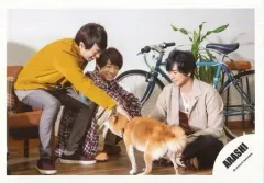 【中古】生写真(ジャニーズ) 嵐/集合(3人) /横型・全身・座り・衣装マスタード赤白ベージュ・櫻井犬撫でる/シングル「君のうた」MV＆ジャケ写撮影オフショット/公式生写真