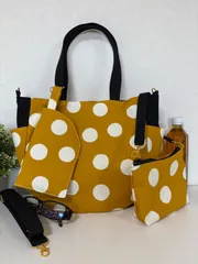 【裁縫ストア・ボヌール】大人かわいい　帆布生地　山吹色ドット柄　丸底トートバック　サイドポケット付き　　ポーチ　メガネケース　ポケットいっぱい　ショルダーバッグ　ハンドバッグ　ハンドメイド　ショルダーストラップ付き　ゴージャス / №500-343