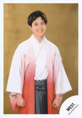 【中古】生写真(STARTO) WEST./重岡大毅/膝上/「WEST. DOME TOUR AWARD ～10th Anniversary～」グッズオフショット/公式生写真