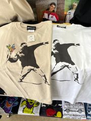 逸品‼️XL あり‼️BRANDALISED ブランダライズド⚫︎Banksy バンクシー　半袖　Tシャツ　フラワーボンバー　ホワイト　ベージュ