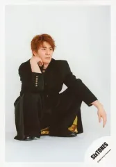 【中古】生写真(ジャニーズ) SixTONES/森本慎太郎/全身・しゃがみ・衣装黒・右手顔・右向き・背景白/「アクリルスタンドII」オフショット/公式生写真