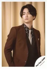 【中古】生写真(ジャニーズ) Hey! Say! JUMP/知念侑李/上半身・衣装茶色・黒・体右向き・背景ベージュ/DVDシングル「愛だけがすべて -What do you want?-」MV＆ジャケ写オフショット/公式生写真