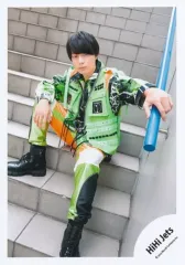 【中古】生写真(STARTO) HiHi Jets/作間龍斗/全身・座り/「ジュニア アクリルスタンド」撮影オフショット/公式生写真