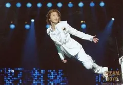 【中古】生写真(ジャニーズ) KAT-TUN/亀梨和也/ライブフォト・横型・衣装白・背景黒・フライング・枠無し/DREAM BOYS/公式生写真