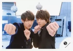 【中古】生写真(ジャニーズ) 関西ジャニーズJr./向井康二・室龍太/横型・上半身・衣装黒・向井右手グー突き出し・室左手グー突き出し/15冬「X’mas Show 2015」グッズ撮影オフショット/公式生写真