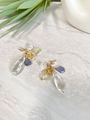 ニュアンスカラーが可愛いらしいクリスタルロングペアシェイプピアス