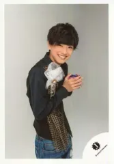 【中古】生写真(ジャニーズ) 関西ジャニーズJr./高橋恭平/膝上・衣装グレー紺・両手飴持つ・体右向き/18初春 関西ジャニーズJr. コンサートグッズ撮影オフショット/公式生写真