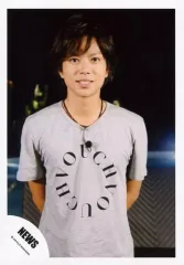 【中古】生写真(ジャニーズ) NEWS/加藤シゲアキ/上半身・衣装グレー黒・両手後ろ・ネックレス・体正面/「KAGUYA」PV＆ジャケ/公式生写真