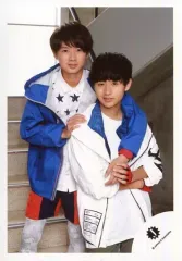 【中古】生写真(ジャニーズ) ジャニーズJr./井上瑞稀・猪狩蒼弥/膝上・衣装青白・井上、猪狩の肩に腕回す/17秋 ジャニーズJr.「JOHNNYS’ YOU＆ME IsLAND」パンフ＆グッズ撮影オフショット/公式生写真
