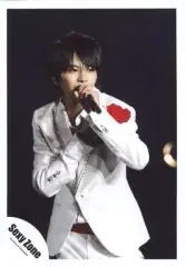 【中古】生写真(ジャニーズ) Sexy Zone/佐藤勝利/ライブフォト・膝上・衣装白・右手胸元・左手マイク・背景黒/公式生写真