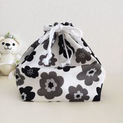 ハンドメイドお弁当袋　北欧風ポップフラワー(レギュラータイプ)　お箸セットも入れられるゆとりサイズの裏地付きお名前書くだけお弁当袋　#入園準備　#通園グッズ　#北欧　#花柄　#ままのねこの手