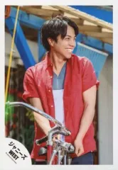 【中古】生写真(ジャニーズ) ジャニーズWEST/重岡大毅/膝上・シャツ赤・インナーグレー白・両手サドル・自転車・顔右向き・笑顔/『人生は素晴らしい』PV＆ジャケ写撮影/公式生写真
