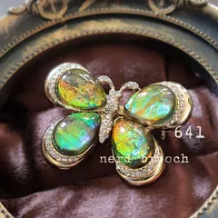 宝石のような蝶々ブローチ　カボション アンティーク調 大人 レトロ ヴィンテージ調 おしゃれ かわいい 生き物 昆虫 新品未使用 チョウチョ NerD