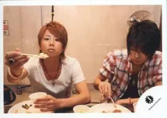 【中古】生写真(ジャニーズ) Kis-My-Ft2/北山宏光・横尾渉/横型・上半身・衣装白ピンクチェック・両手食べ物・背景白/公式生写真