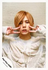 【中古】生写真(ジャニーズ) Hey! Say! JUMP/山田涼介/バストアップ・衣装グレー・白・両手ピース・口開け・正面・背景白/アルバム「DEAR.」ジャケ写撮影オフショット/公式生写真
