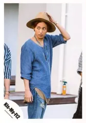 【中古】生写真(ジャニーズ) Kis-My-Ft2/藤ヶ谷太輔/膝上・衣装青・左手帽子・目線左・体右向き・背景白/「KIS-MY-TV～キスマイシェアハウス～」特典映像撮影/公式生写真