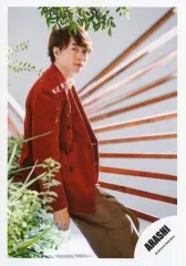 【中古】生写真(ジャニーズ) 嵐/櫻井翔/膝上・衣装赤・顔正面・体右向き/シングル「君のうた」MV＆ジャケ写撮影オフショット/公式生写真