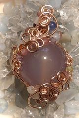 高品質　インドネシア産　ラベンダーカルセドニー(14mm) ワイヤーアート・ペンダント