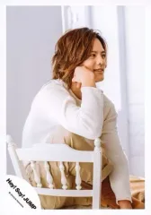 【中古】生写真(ジャニーズ) Hey! Say! JUMP/岡本圭人/膝上・衣装白.ベージュ・右向き・右手頬・座り・椅子・背景白/16-17冬 コンサートグッズ撮影/公式生写真
