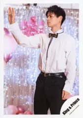 【中古】生写真(ジャニーズ) King ＆ Prince/平野紫耀/膝上・衣装白.黒・右手上げ・左手下・体左向き・風船/アルバム「L＆」MV＆ジャケ写オフショット/公式生写真