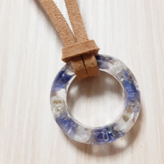 ハンドメイドアクセサリー　青色のスターチスとかすみ草　紐のネックレス