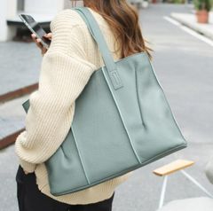 本牛革！◆全バッファローレザートートバッグ◆厚みがある本革 限定！ A4も楽々 3室 大容量 ミントグリーン 春新作 男女兼用