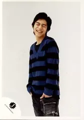 【中古】生写真(ジャニーズ) 関ジャニ∞/錦戸亮/膝上・セーターボーダー青黒・ジーパン・両手ポケット・目閉じ・背景白/公式生写真