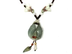 天然石調 鯉 魚 蝶 ストーン風 ネックレス モチーフ 緑 グリーン 彫り物 組紐 素材不明 