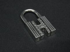 エルメス HERMES Hスマイル ピン ブローチ シルバーカラー - メルカリ