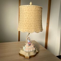 【アンティーク調】陶器人形付きテーブルランプ