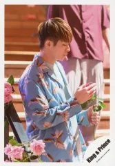 【中古】生写真(ジャニーズ) King ＆ Prince/岸優太/上半身・衣装青・右向き・右手上げ・目線下・花/アルバム「L＆」MV＆ジャケ写オフショット/公式生写真