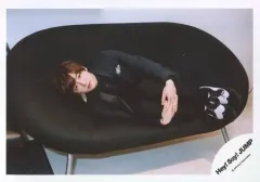 【中古】生写真(ジャニーズ) Hey! Say! JUMP/知念侑李/横型・全身・衣装黒・ソファに横になる/「マエヲムケ」PV＆ジャケ写撮影オフショット/公式生写真