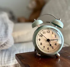 置時計 モダンクラシック シルバー アンティーク レトロ メタル 84206TC