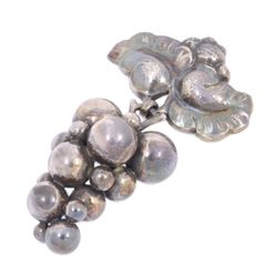 MIKIMOTO ミキモト リーフモチーフ ブローチ シルバー/パール6粒【いおき質店】 - メルカリ