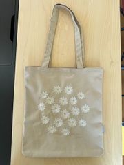 【デイジーモカ】刺繍トートバッグ　大　IT001-14　ito&　ボタニカル　母の日　肩掛け　通学　通勤　習い事　A4　誕生日　プレゼント　ギフト　エコバック　かわいい　おしゃれ