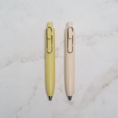 【フォローで10%オフ】（単品）三菱鉛筆 ユニボールワンP 0.5mm バナナ ヨーグルト _