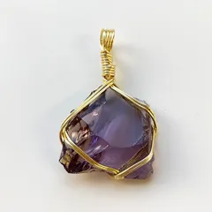 アンダラクリスタル〈紫/バイオレットソヴェリンアメジスト〉 のワイヤーペンダントトップ ネックレス