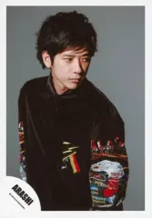 【中古】生写真(ジャニーズ) 嵐/二宮和也/上半身・衣装黒・体左向き・顔右向き・目線右・背景グレー/16-17冬 パンフ＆グッズ撮影/公式生写真