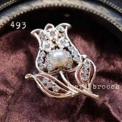 ヴィンテージ調のチューリップブローチ　パール カジュアル 新品 お花 レトロ シンプル 大人 アンティーク調　キラキラ NerD