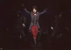 【中古】生写真(男性) 佐藤流司(加州清光)/ライブフォト・横型・全身・衣装黒・赤・帽子・両手上げ・背景黒・キャラクターショット・2Lサイズ/DVD・BD「ミュージカル『刀剣乱舞』 加州清光 単騎出陣2017」劇場予約特典舞台写真セットA