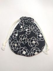 丸い巾着袋　黒カメリア　猫ドット